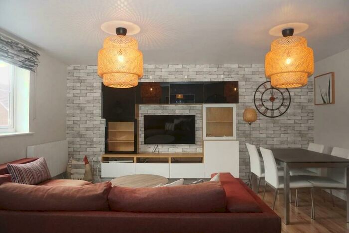 2 Bedroom Flat To Rent In Hopper Vale, Bracknell, RG12