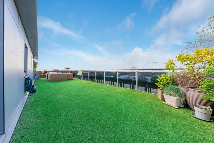 3 Bedroom Flat To Rent In St. Georges Grove, London, SW17