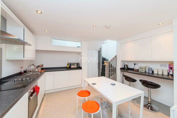 4 Bedroom Apartment To Rent In Simpson Terrace, Shieldfield, Newcastle Upon Tyne, NE2