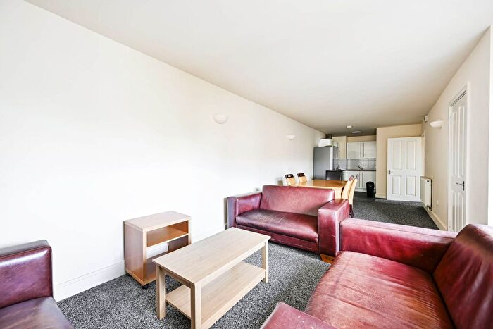 3 Bedroom Flat To Rent In Robinson Road London, Colliers Wood, London, SW17
