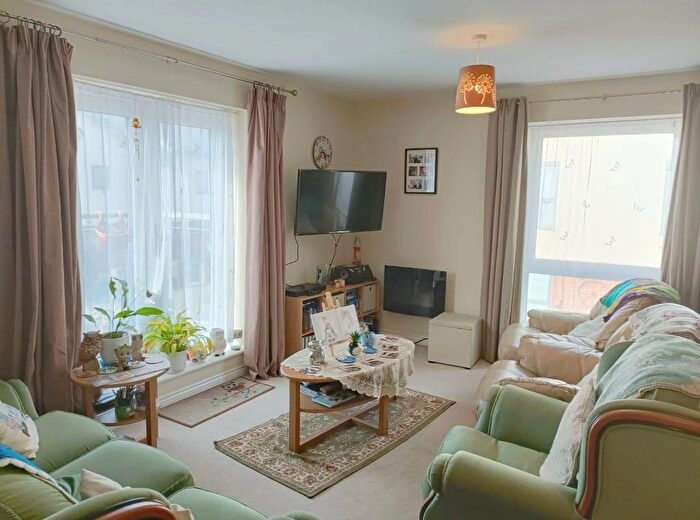 2 Bedroom Flat For Sale In Tiller Road, Waterlooville, PO7