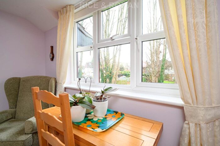 2 Bedroom Flat For Sale In Pitson Close, Addlestone, KT15