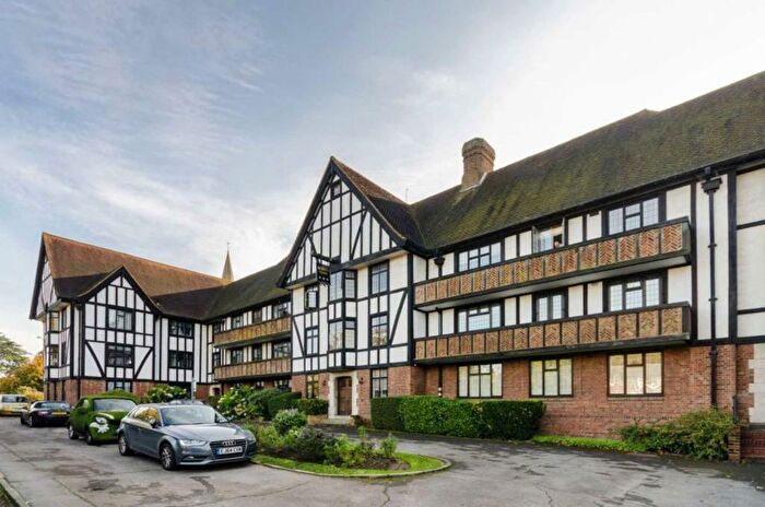 2 Bedroom Flat To Rent In Queens Close, Esher, KT10