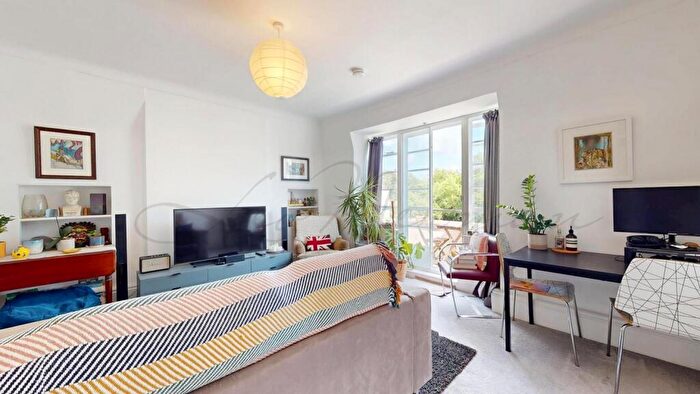 3 Bedroom Flat To Rent In Clissold Court, Greenway Close, N4
