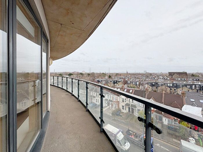 2 Bedroom Flat To Rent In South Wimbledon, London, SW19