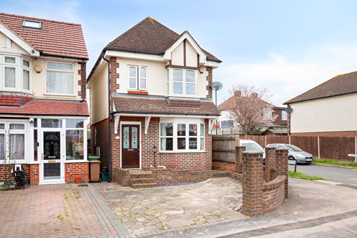 3 Bedroom Detached House For Sale In Henley Avenue, Cheam, Sutton, SM3