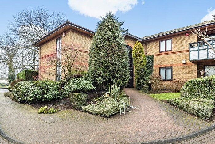 2 Bedroom Flat For Sale In High Street, Bushey, WD23