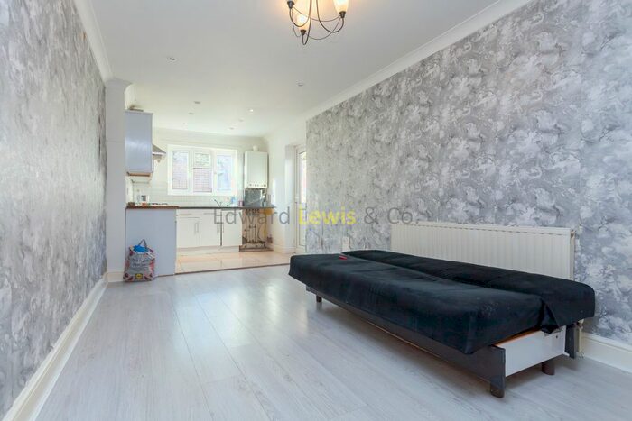 2 Bedroom Flat To Rent In Evelyn Road, London, E17