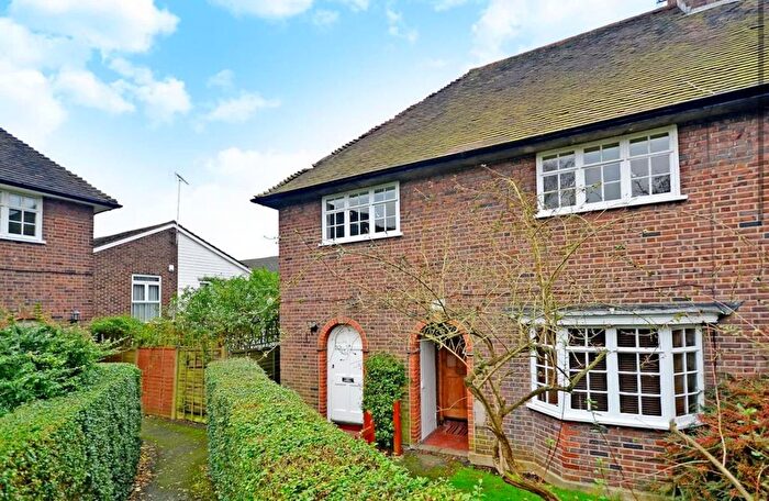 2 Bedroom Maisonette To Rent In Neale Close, London, N2
