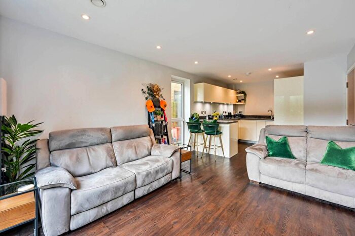 1 Bedroom Flat For Sale In Sycamore Avenue, Woking, GU22