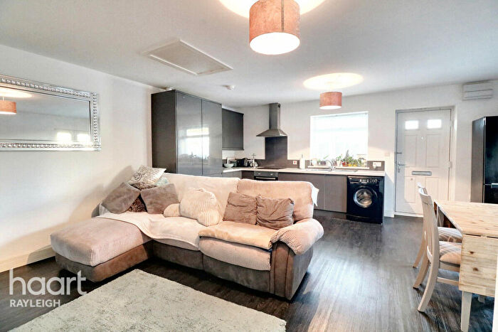 2 Bedroom Bungalow For Sale In Rawreth Lane, Wickford, SS11