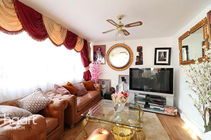 3 Bedroom Maisonette For Sale In Carlton Grove, London, SE15