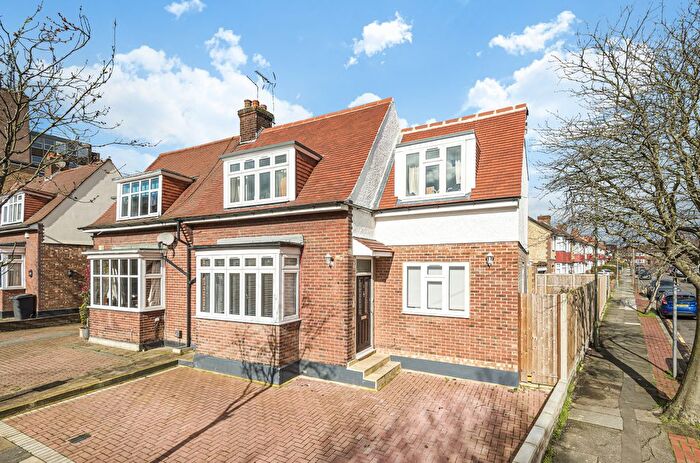 4 Bedroom Semi Detached House For Sale In Britannia Road, London, N12