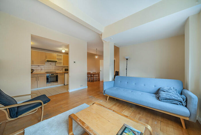 2 Bedroom Flat To Rent In Bethnal Green Road, London, E2