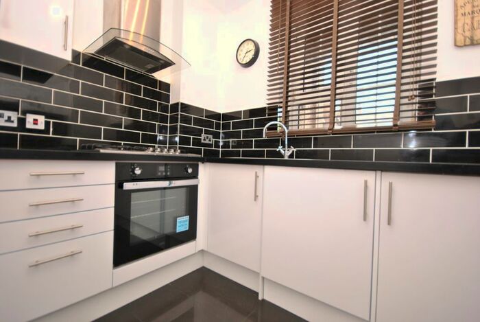 3 Bedroom Flat To Rent In Falmouth Road, London, SE1