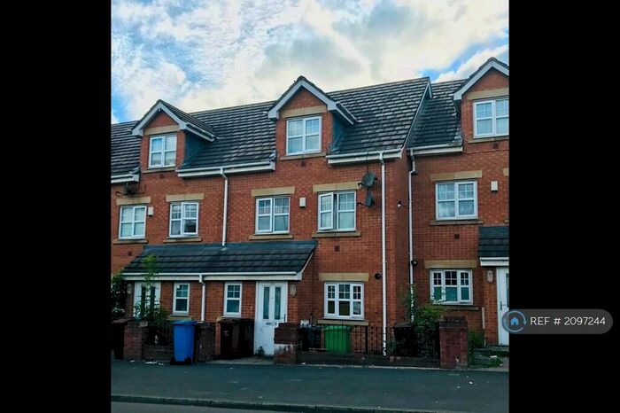 3 Bedroom Terraced House To Rent In Waterloo Road, Manchester, M8