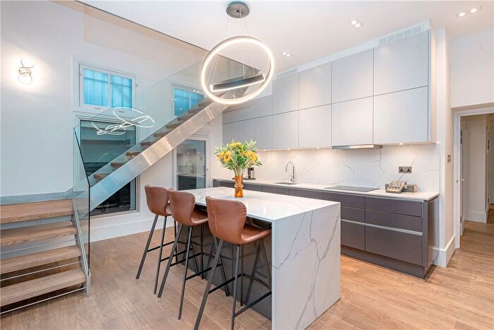 3 Bedroom Flat To Rent In Dunraven Street, Mayfair, London, W1K
