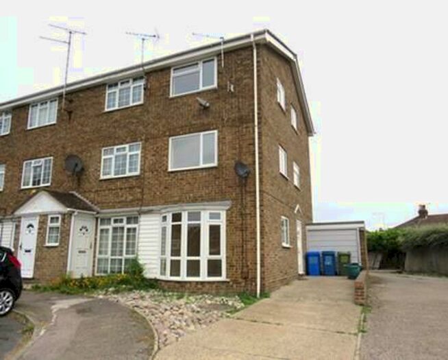 4 Bedroom Town House To Rent In Periwinkle Close, Sittingbourne, ME10