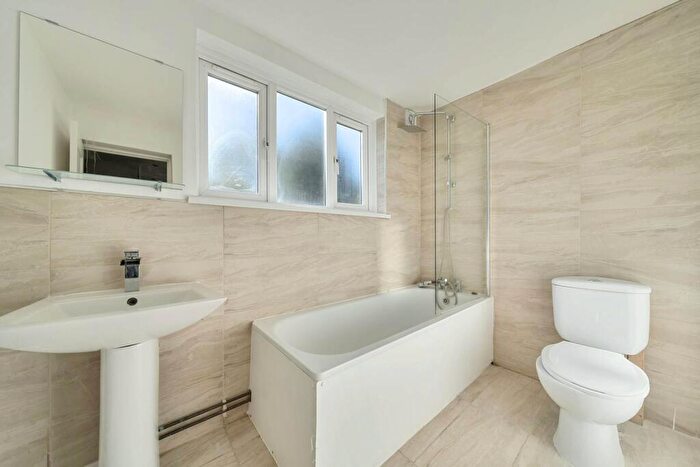 4 Bedroom End Of Terrace House To Rent In Dunlace Road, , Hackney, London, E5