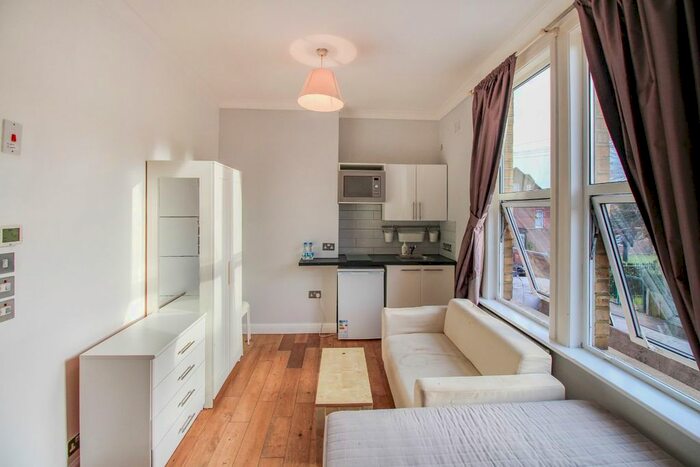Studio To Rent In Whittington Road, London N22