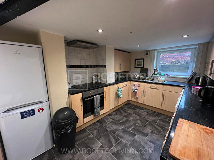 5 Bedroom House To Rent In Delph Mount, Leeds, LS6