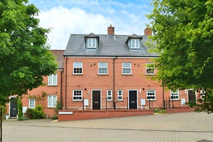 3 Bedroom Town House To Rent In Whitehead Way, Buckingham, MK18