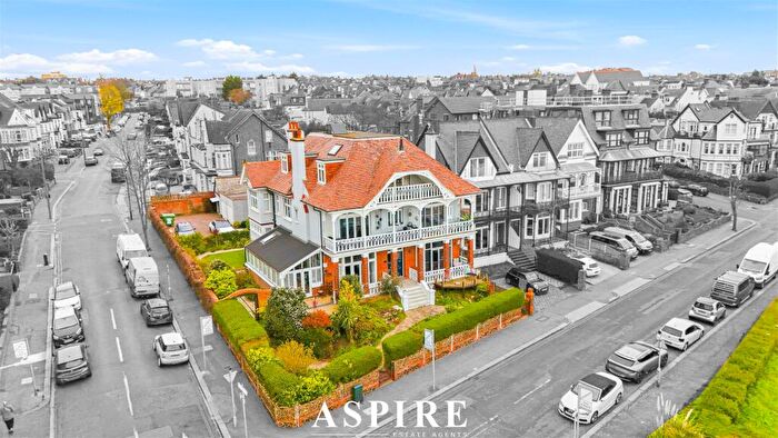 3 Bedroom Apartment For Sale In The Leas, Westcliff-On-Sea, SS0