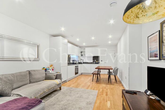 2 Bedroom Flat To Rent In Hawthrone Crescent, Greenwich Square, Greenwich, SE10