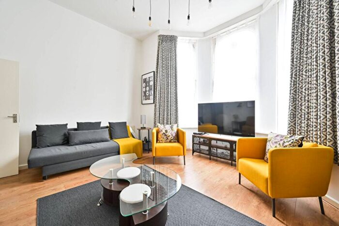 3 Bedroom Flat To Rent In Redcliffe Gardens, Chelsea, London, SW10
