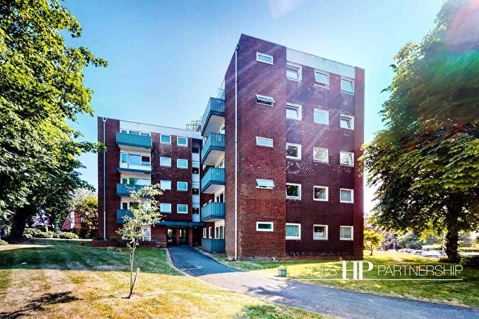 2 Bedroom Flat To Rent In Silverdale Road, Tower House Silverdale Road, RH15