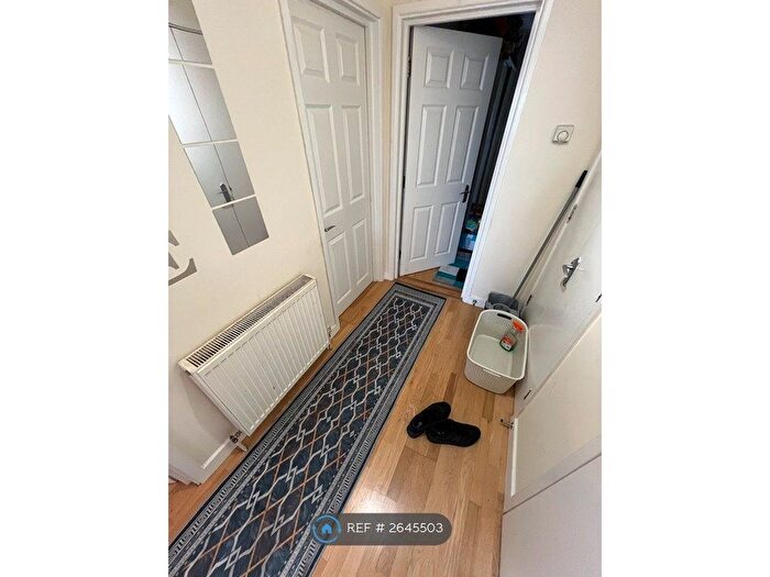 2 Bedroom Flat To Rent In Moneyhill Parade, Rickmansworth, WD3