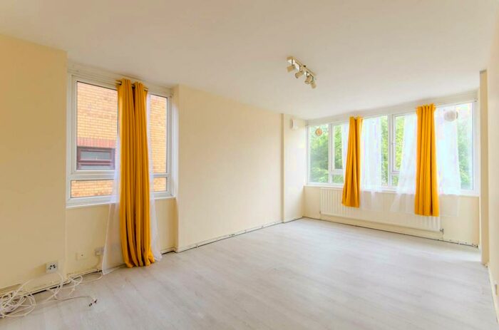 2 Bedroom Flat To Rent In Ashbourne Close, Woodside Park, London, N12