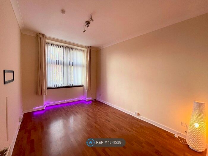 3 Bedroom Flat To Rent In Causewayside Street, Glasgow, G32
