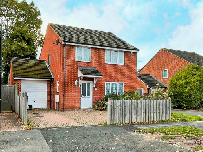 3 Bedroom Detached House To Rent In North Farm Road, Farnborough, GU14