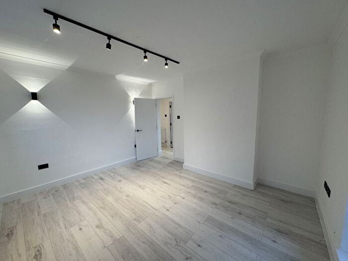 3 Bedroom Flat To Rent In Hendre Road, London, SE1