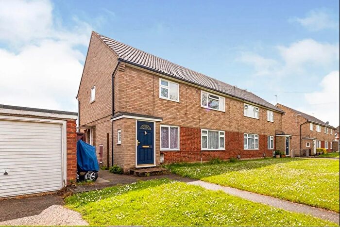 2 Bedroom Maisonette For Sale In Swinburne Avenue, Hitchin, SG5