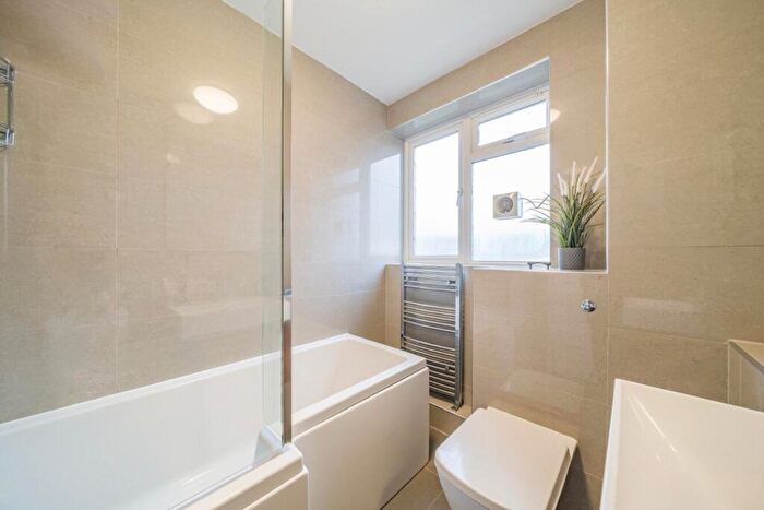 2 Bedroom Flat For Sale In Dagnall Street, Battersea, SW11