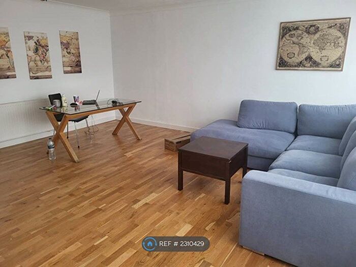 3 Bedroom Flat To Rent In Farncombe Street, Godalming, GU7