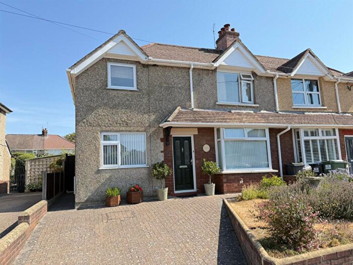 3 Bedroom Semi-Detached House For Sale In Park Avenue, Chippenham, SN14
