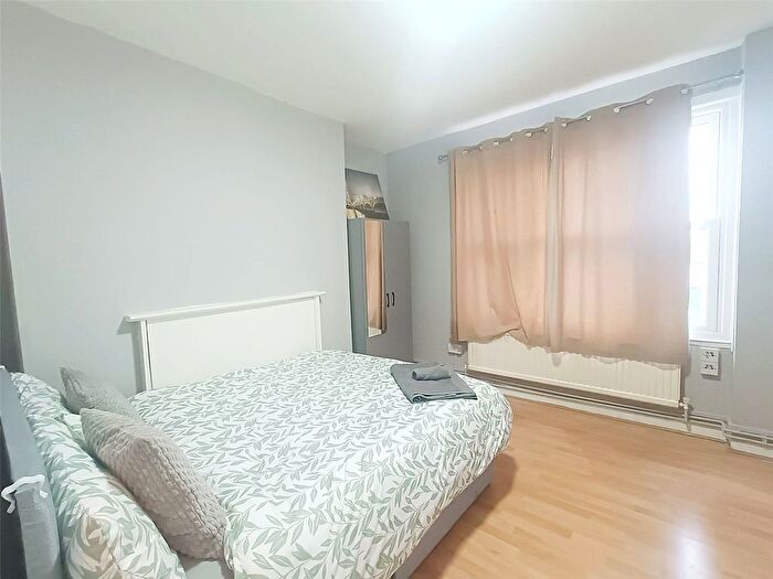 3 Bedroom Flat To Rent In Herbert House, Old Castle Street, Aldgate East, London, E1