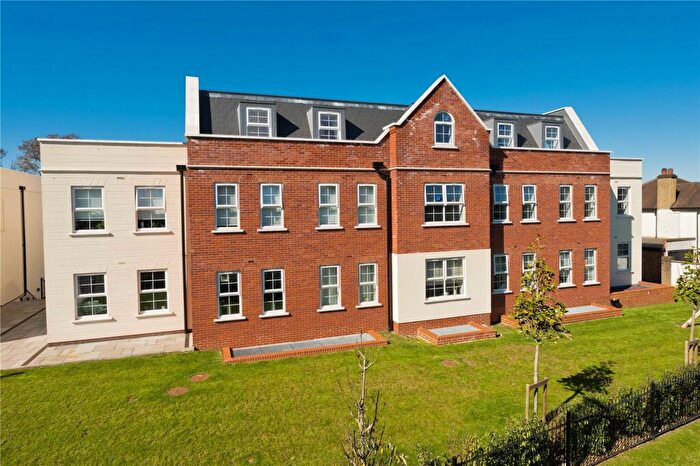 3 Bedroom Apartment For Sale In Jubilee Gardens, Weybridge, KT13