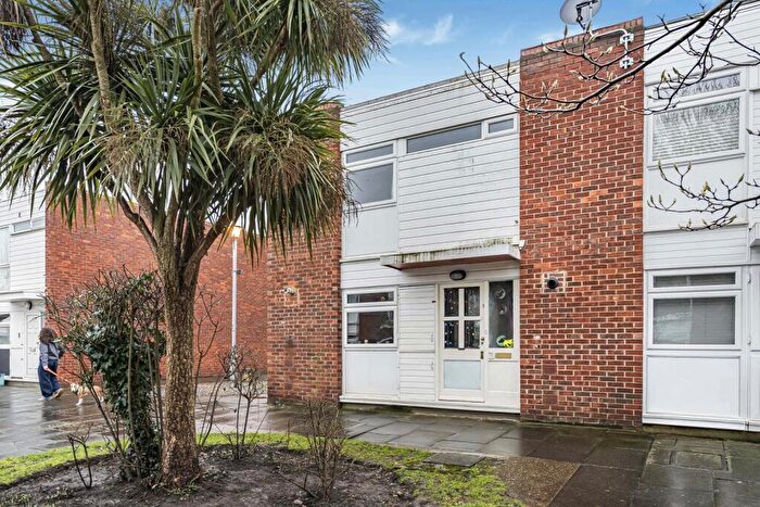 3 Bedroom End Of Terrace House For Sale In Brierley Close, London, SE25
