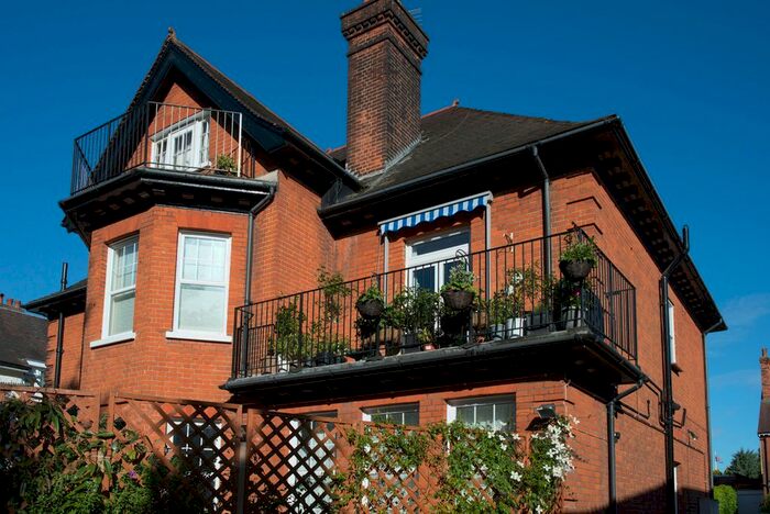 3 Bedroom Flat To Rent In Garden Road, Bromley, Kent, BR1