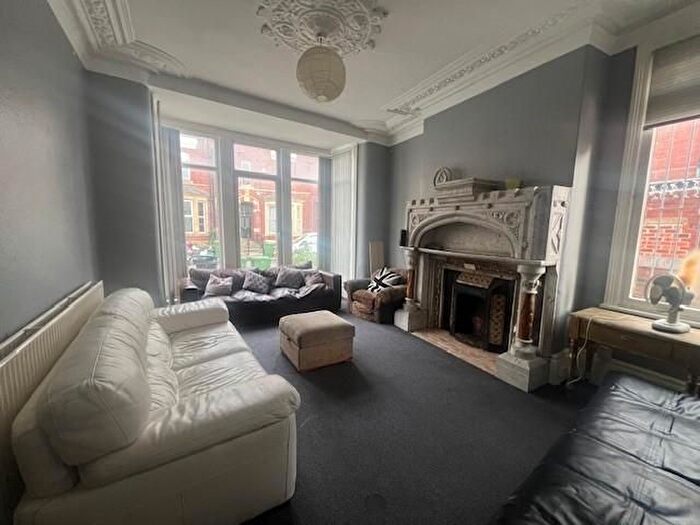 6 Bedroom Semi-Detached House To Rent In Regent Park Avenue, Leeds, LS6