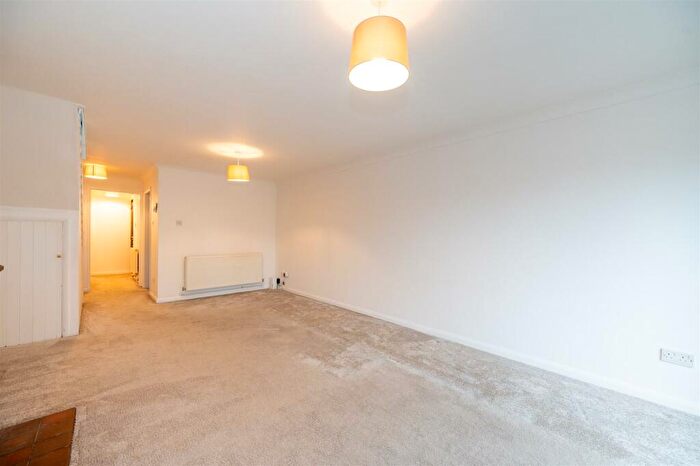 3 Bedroom End Of Terrace House For Sale In Broad Gardens, Portsmouth, PO6
