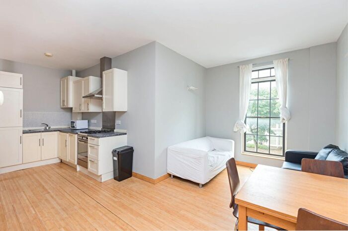 3 Bedroom Flat To Rent In Hanley Road, London, N4