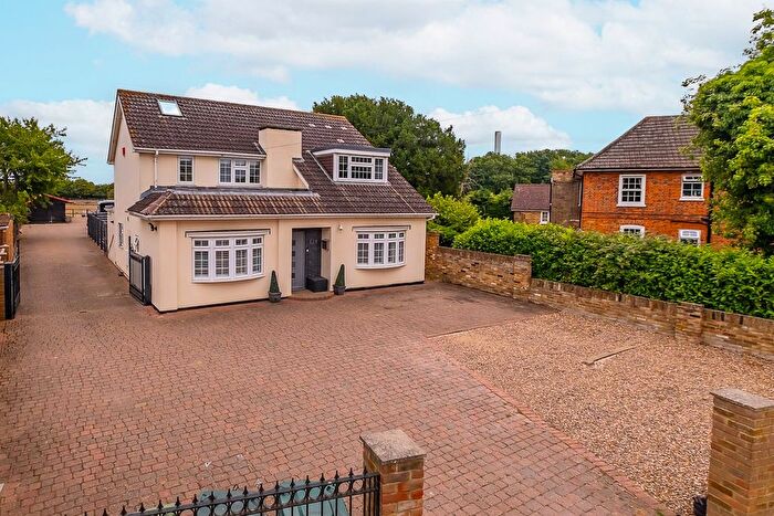 4 Bedroom Detached House For Sale In Charlton Road, Shepperton, TW17