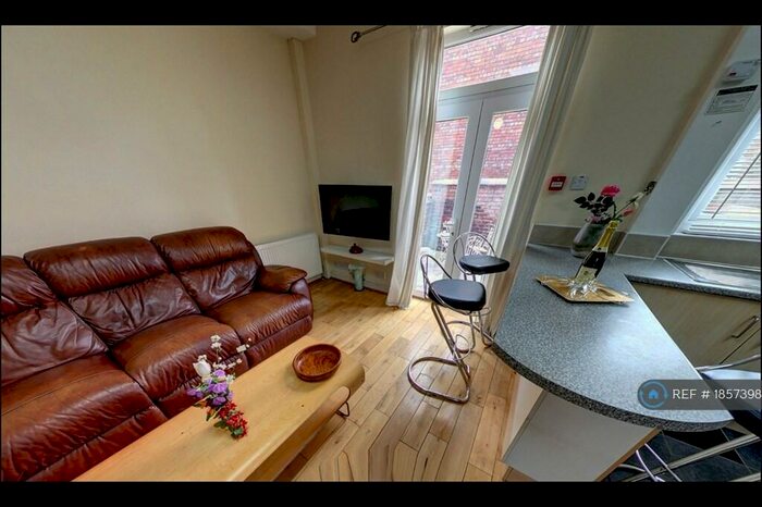 5 Bedroom Semi-Detached House To Rent In Hathersage Road, Manchester, M13