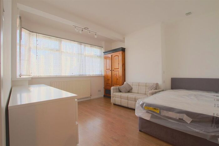 Studio To Rent In Middleton Avenue, Greenford, UB6