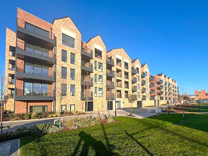 3 Bedroom Flat To Rent In Shillingford House, Munda Way, Oxford, OX2